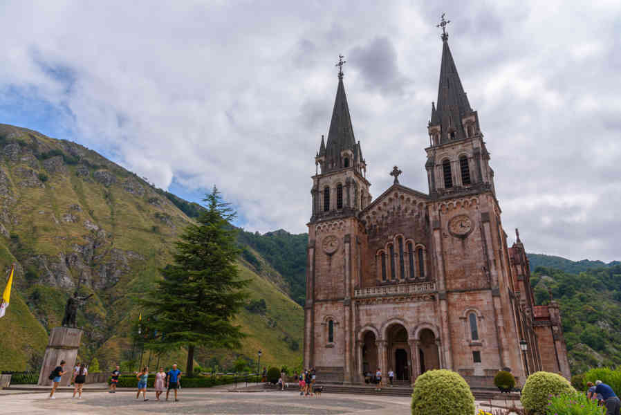 Principado de Asturias 039 - parque nacional de los Picos de Europa - santuario de Covadonga - basílica.jpg